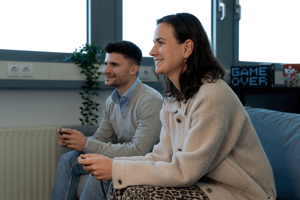 Kollegen entspannen und fördern den Teamgeist im kreativen Arbeitsumfeld eines InsurTech Unternehmens