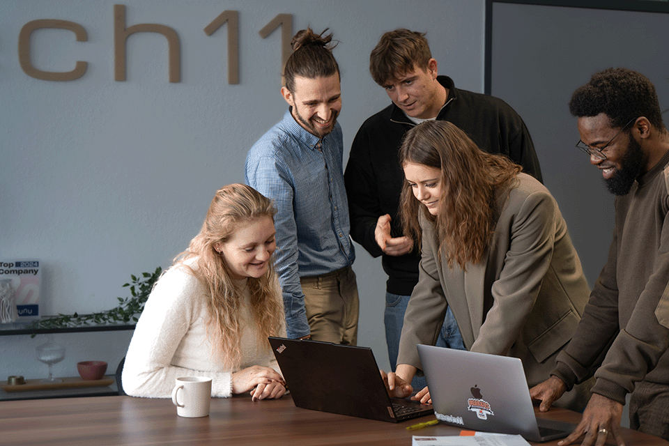 Kollegen arbeiten bei einer Brainstorm-Session zusammen