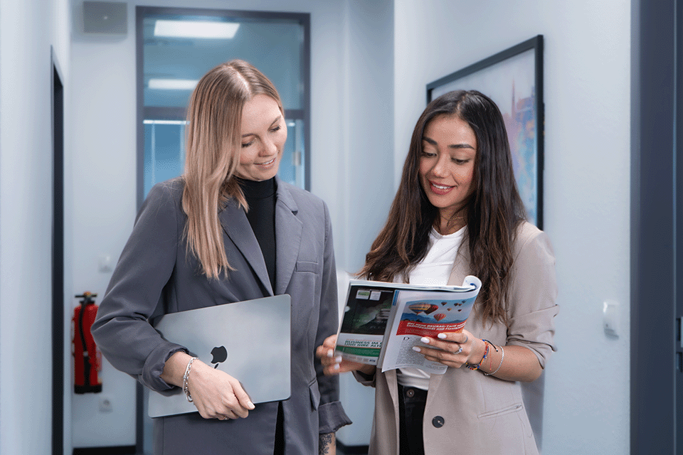 Kollegen diskutieren Strategien zur Optimierung von Versicherungsprozessen