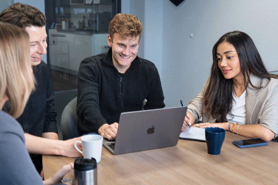 Kollegen arbeiten gemeinsam an Lösungen für die Digitalisierung der Versicherungsbranche